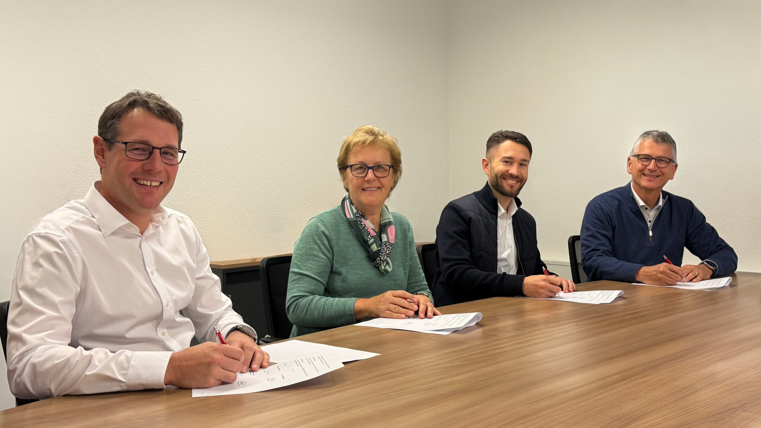 Von links Christian Bänninger, Maya Bänninger, Andri Simmler und Thomas Simmler unterzeichnen die Firmenübergabe bei ALFA.