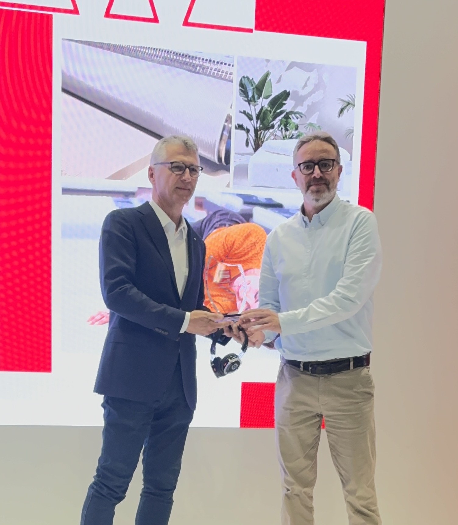 SIMALFA® 475-SGT gewinnt den interzum forum italy Award 2026 3 Entgegennahme des interzum forum italy Award 2026 für SIMALFA® 475-SGT in Bergamo