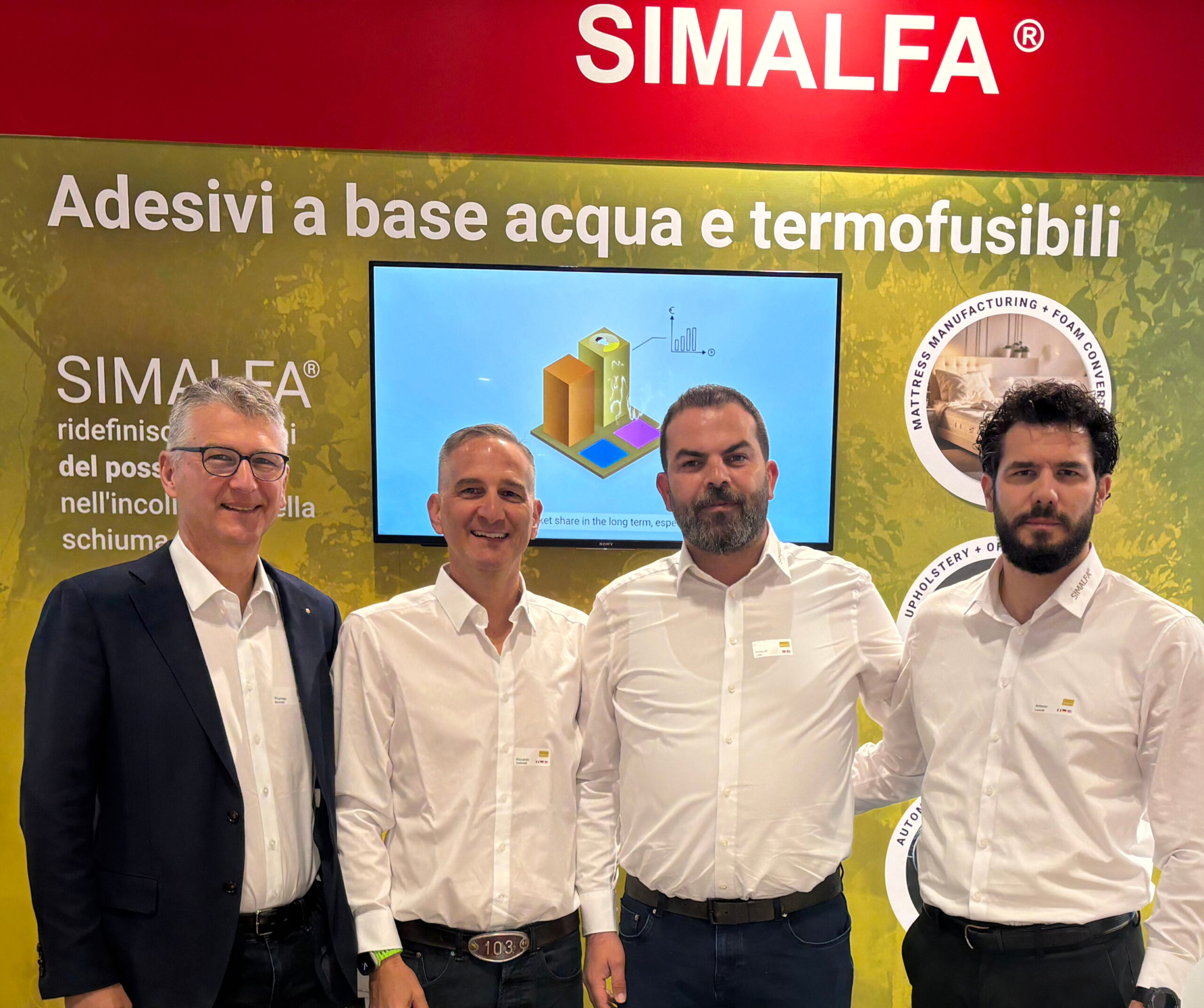 SIMALFA® 475-SGT gewinnt den interzum forum italy Award 2026 4 SIMALFA® Messeteam am interzum forum italy 2026 in Bergamo