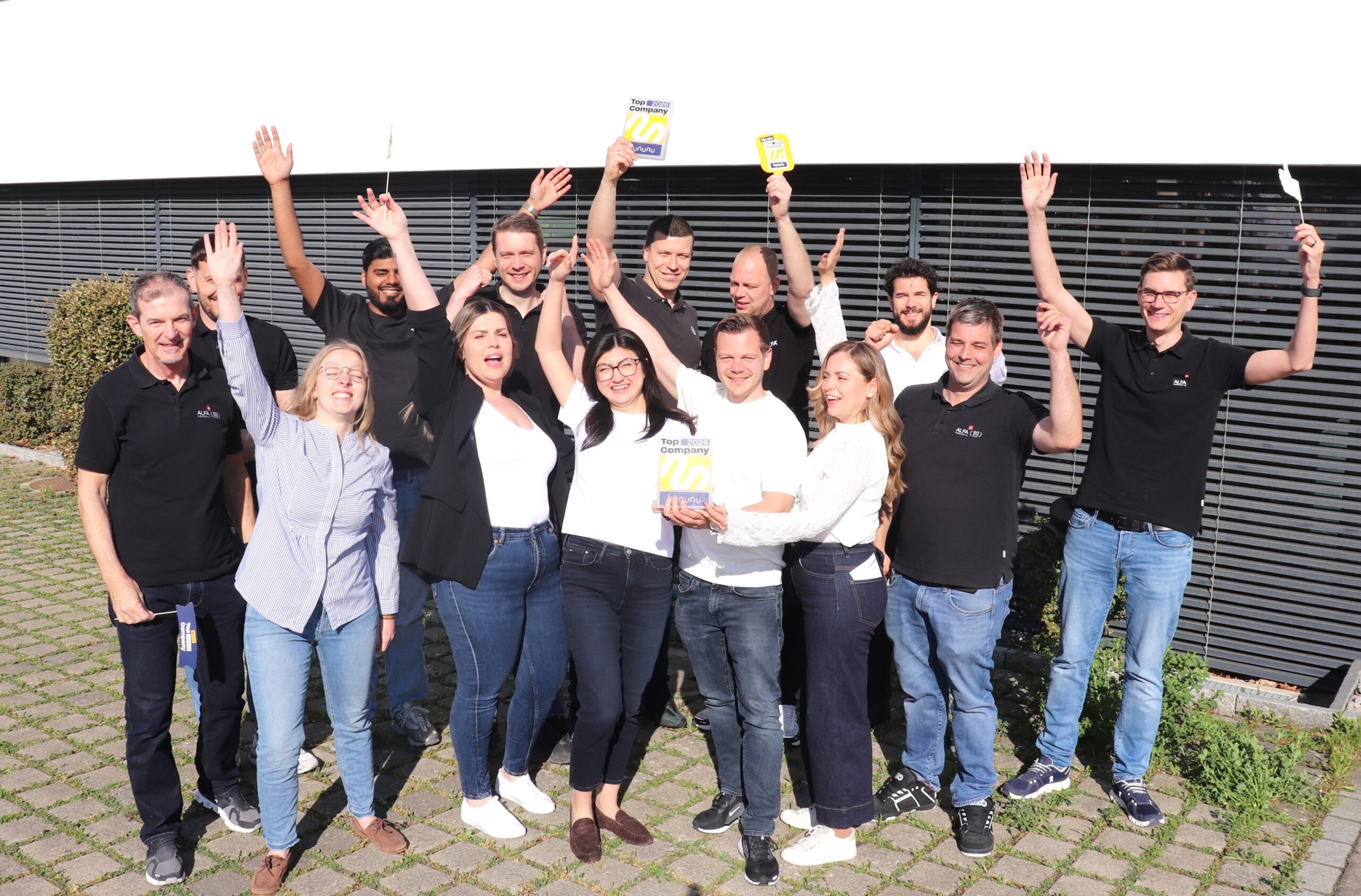 Karriere 18 ALFA-Team feiert die Auszeichnung Kununu Top Company 2026 im Gruppenfoto