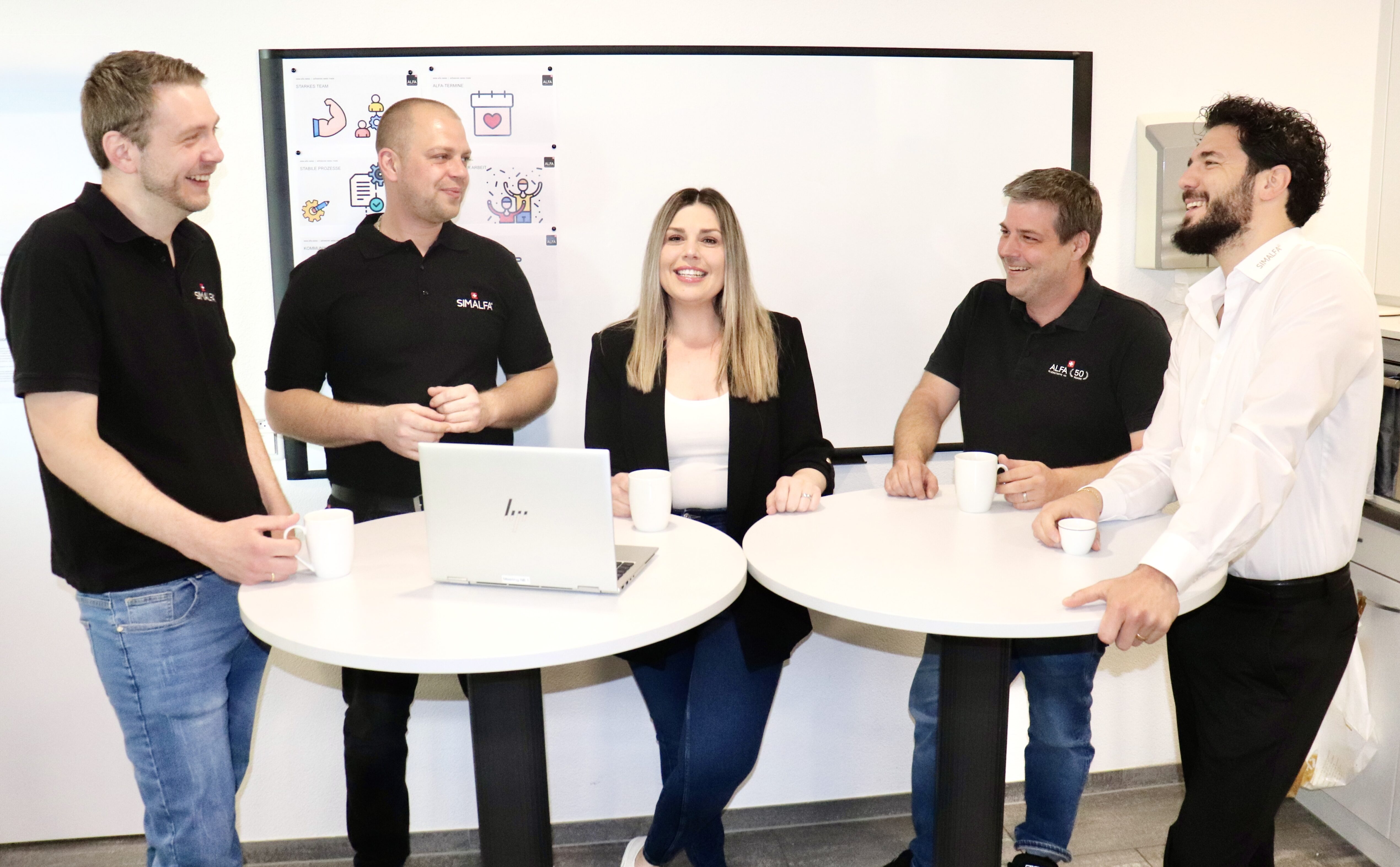 Karriere 16 ALFA-Team bei einem informellen Meeting im Kaffeeraum