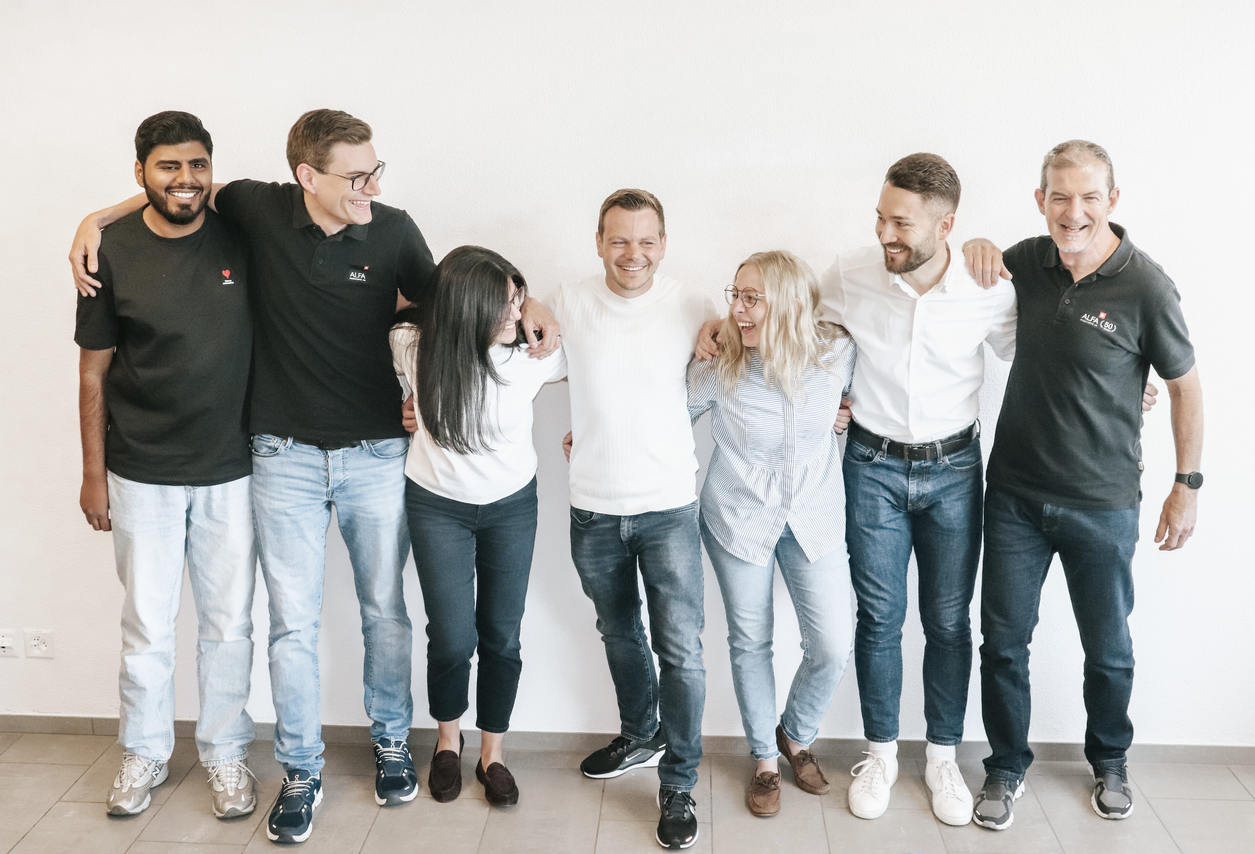 Karriere 1 ALFA-Team bei einem gemeinsamen Gruppenfoto im Unternehmensumfeld