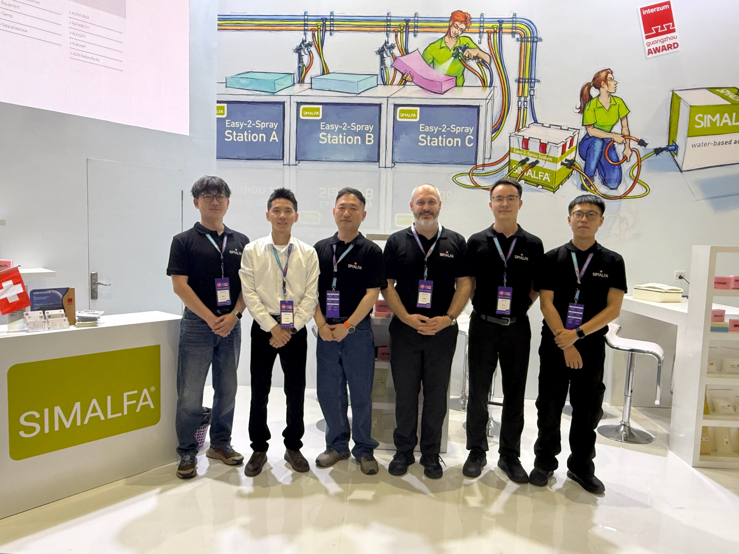 Die Erfolgsserie geht weiter 6 Team von SIMALFA® am Messestand mit Präsentation von Sprühapplikationen