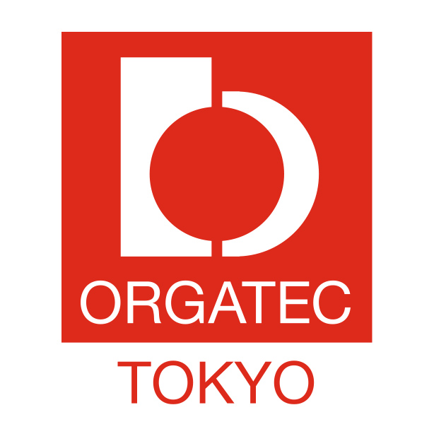 Czerwone logo ORGATEC Tokyo z białym symbolem na kwadratowym tle