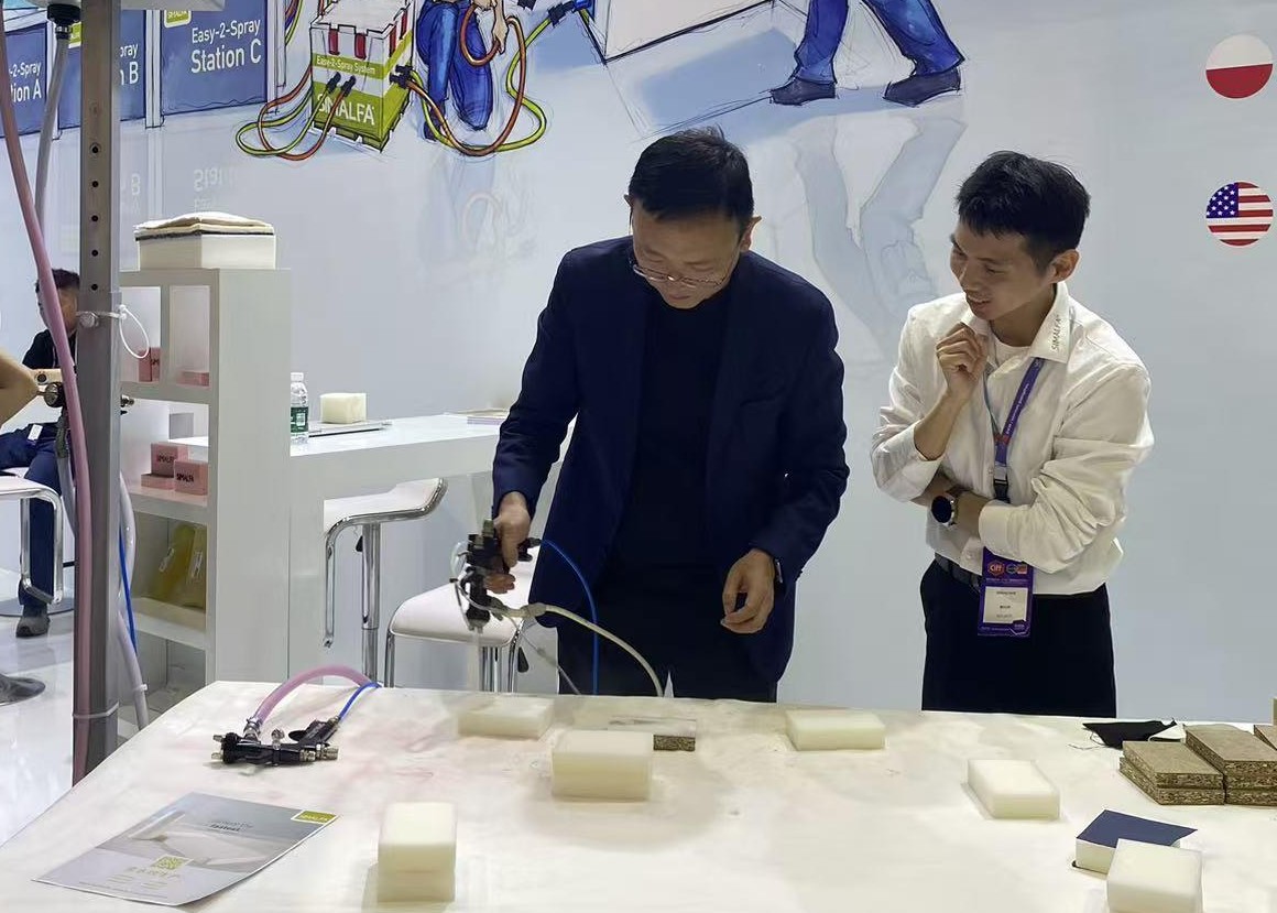 Die Erfolgsserie geht weiter 7 Live-Demonstration von wasserbasiertem Klebstoff mit Sprühauftrag auf Schaumstoff