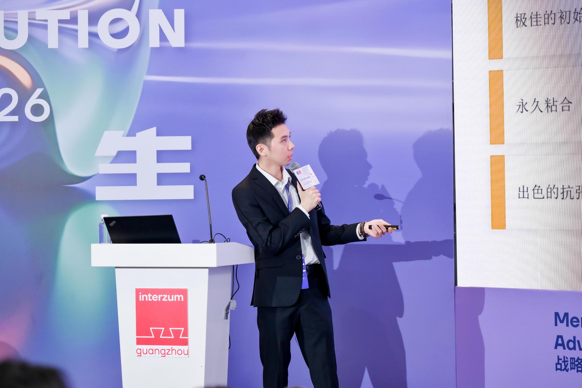 Die Erfolgsserie geht weiter 4 Referent präsentiert wasserbasierten Klebstoff für Polsterindustrie auf Bühne