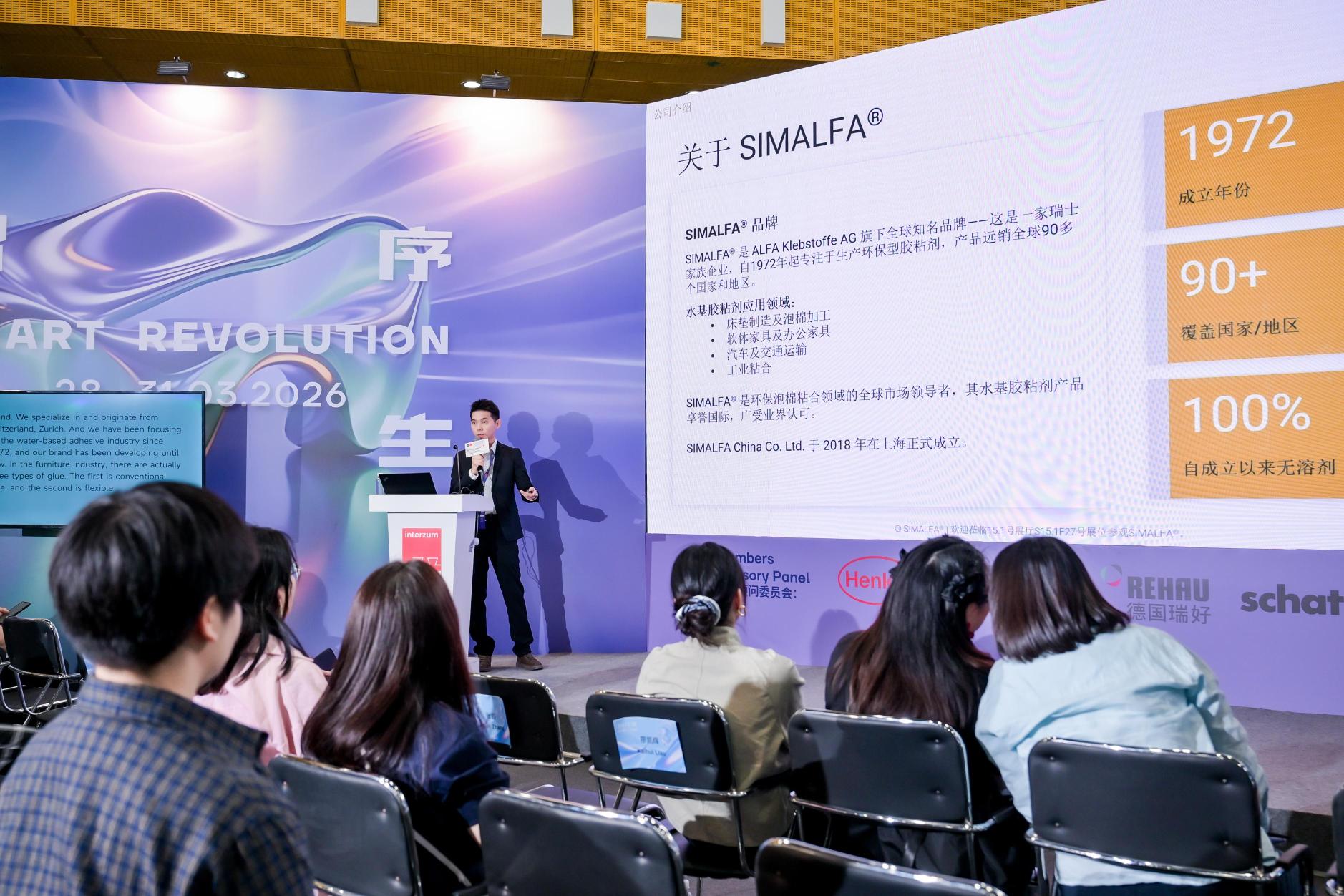 Die Erfolgsserie geht weiter 5 Vortrag zu wasserbasierten Klebstoffen vor Publikum auf Fachmesse