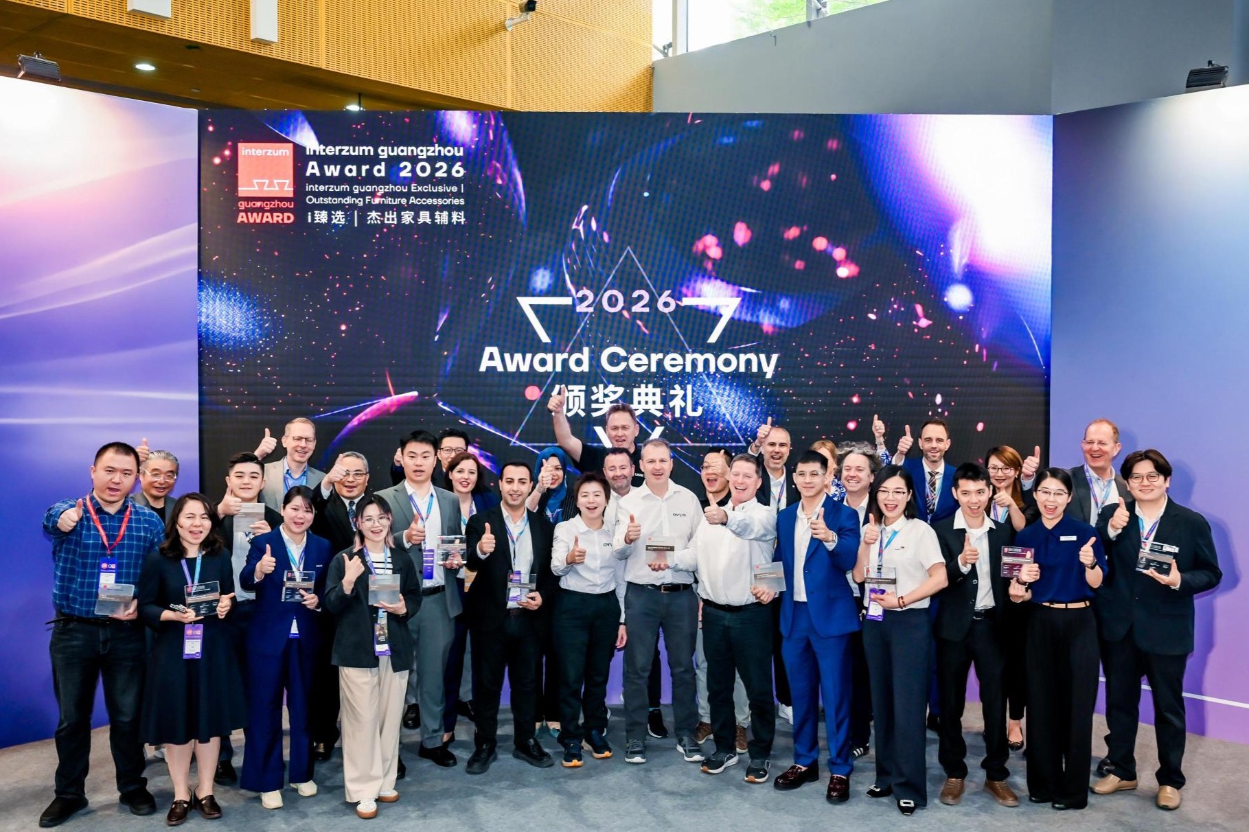 Die Erfolgsserie geht weiter 3 Gruppenfoto aller Gewinner des interzum guangzhou award 2026 mit SIMALFA® Team